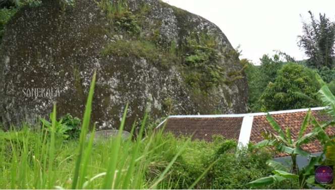 Potret Rumah Viral di Cianjur, Dibangun Mepet dengan Batu Raksasa yang Berdiri Kokoh Meski Ada Gempa!