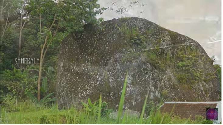 Potret Rumah Viral di Cianjur, Dibangun Mepet dengan Batu Raksasa yang Berdiri Kokoh Meski Ada Gempa!