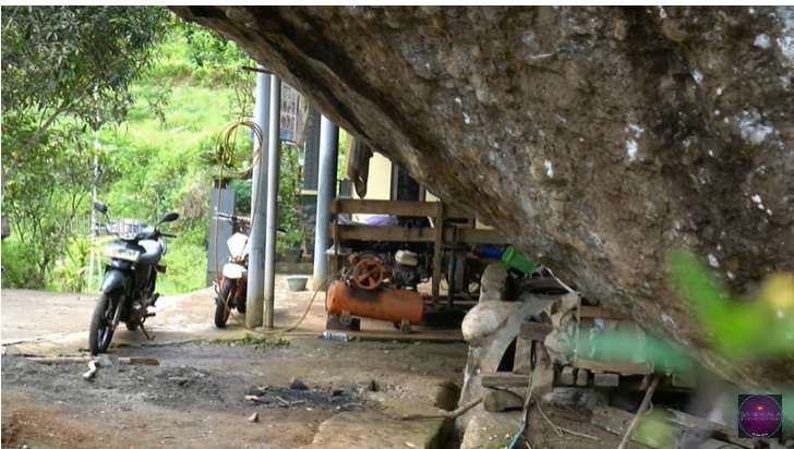 Potret Rumah Viral di Cianjur, Dibangun Mepet dengan Batu Raksasa yang Berdiri Kokoh Meski Ada Gempa!