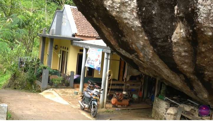 Potret Rumah Viral di Cianjur, Dibangun Mepet dengan Batu Raksasa yang Berdiri Kokoh Meski Ada Gempa!
