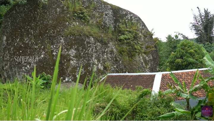 Potret Rumah Viral di Cianjur, Dibangun Mepet dengan Batu Raksasa yang Berdiri Kokoh Meski Ada Gempa!