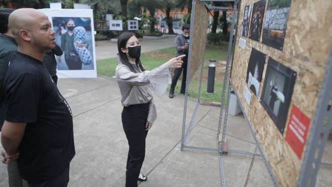 FOTO: Wamenkraf Angela Tanoesoedibjo Tinjau Pameran Rekam Jakarta 24+ Karya Pewarta Foto