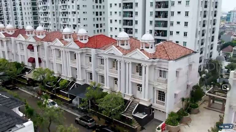 10 Potret Rumah Sosialita Indonesia di Atas Mall, Bak Istana Eropa, Tetangga Celine Evangelista!
