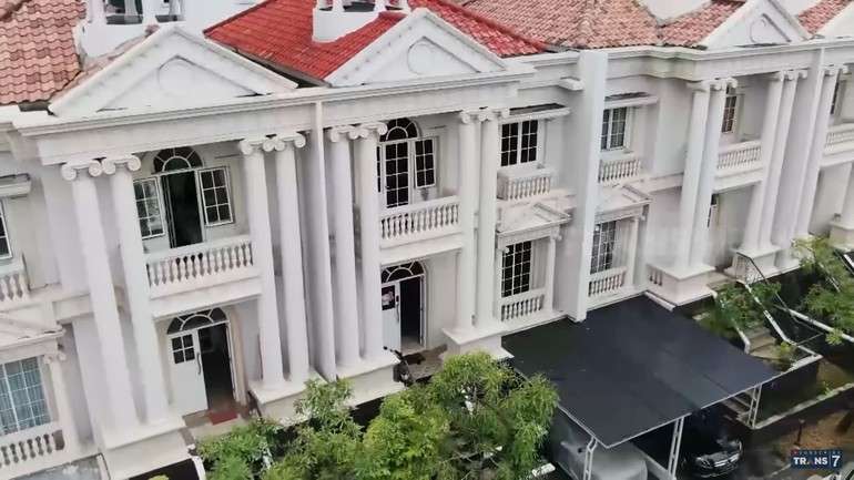 10 Potret Rumah Sosialita Indonesia di Atas Mall, Bak Istana Eropa, Tetangga Celine Evangelista!