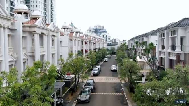 10 Potret Rumah Sosialita Indonesia di Atas Mall, Bak Istana Eropa, Tetangga Celine Evangelista!
