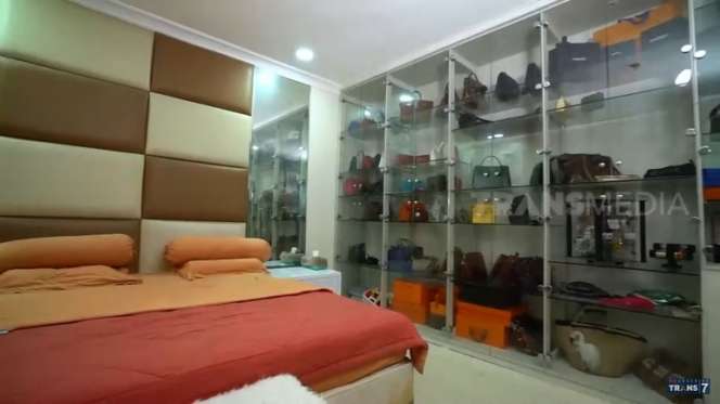 10 Potret Rumah Sosialita Indonesia di Atas Mall, Bak Istana Eropa, Tetangga Celine Evangelista!