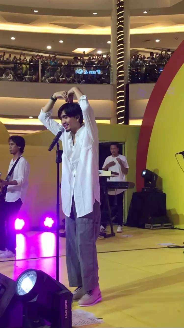 10 Potret Duta Sheila On 7 Saat Manggung di Mall, Pesona Om-Om Gaul, Bikin Penonton Cewek Histeris!