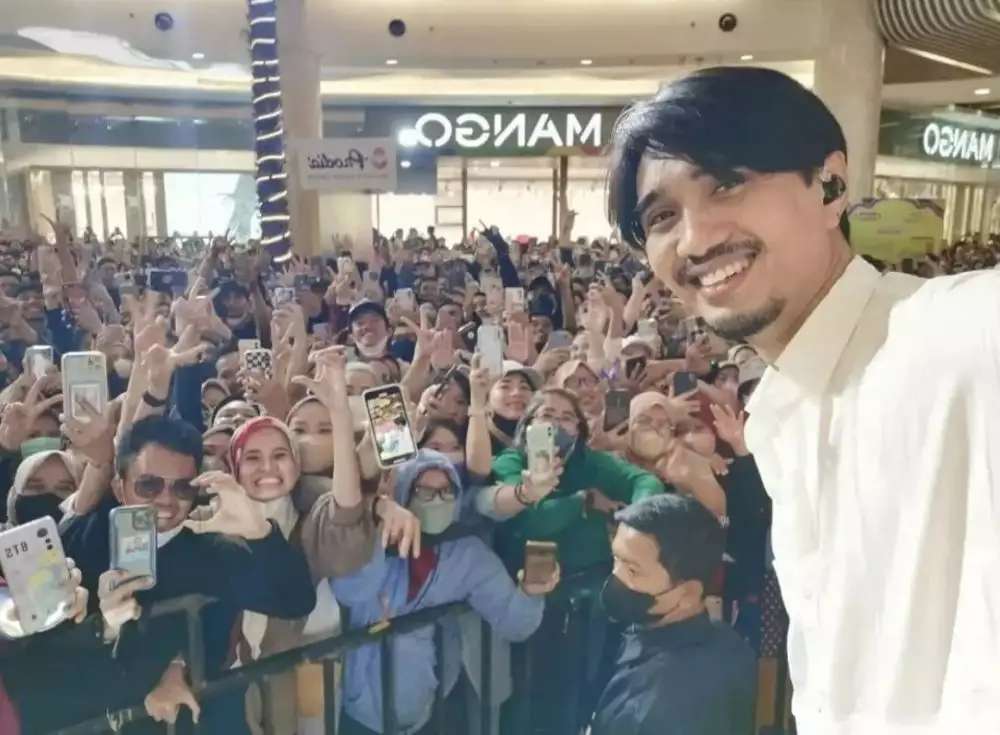 10 Potret Duta Sheila On 7 Saat Manggung di Mall, Pesona Om-Om Gaul, Bikin Penonton Cewek Histeris!