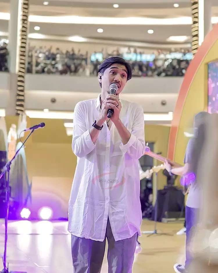 10 Potret Duta Sheila On 7 Saat Manggung di Mall, Pesona Om-Om Gaul, Bikin Penonton Cewek Histeris!