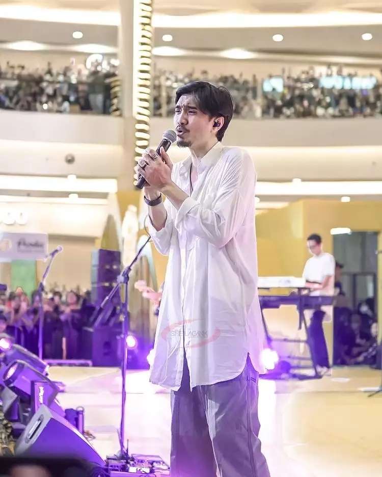 10 Potret Duta Sheila On 7 Saat Manggung di Mall, Pesona Om-Om Gaul, Bikin Penonton Cewek Histeris!