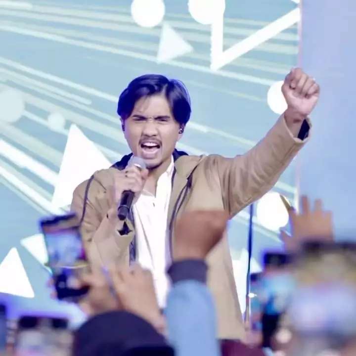 10 Potret Duta Sheila On 7 Saat Manggung di Mall, Pesona Om-Om Gaul, Bikin Penonton Cewek Histeris!