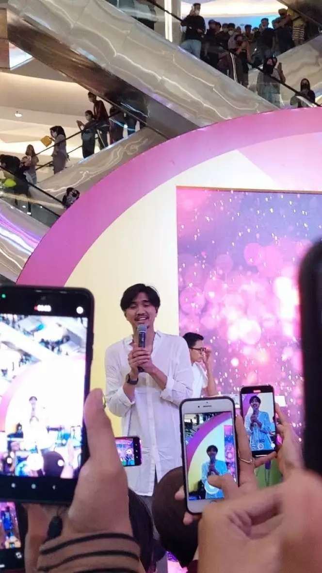 10 Potret Duta Sheila On 7 Saat Manggung di Mall, Pesona Om-Om Gaul, Bikin Penonton Cewek Histeris!