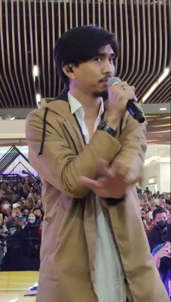 10 Potret Duta Sheila On 7 Saat Manggung di Mall, Pesona Om-Om Gaul, Bikin Penonton Cewek Histeris!