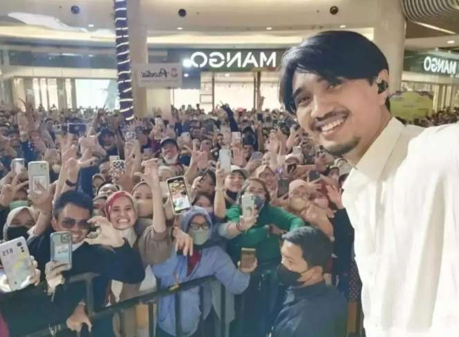 10 Potret Duta Sheila On 7 Saat Manggung di Mall, Pesona Om-Om Gaul, Bikin Penonton Cewek Histeris!