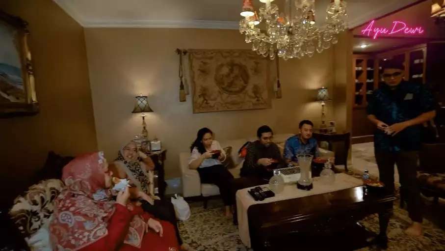 10 Potret Rumah Masa Kecil Regi Datau Suami Ayu Dewi, Super Mewah, Ternyata Anak Sultan!