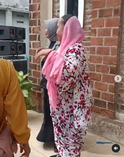 6 Potret Rumah Ceu Edoh `Preman Pensiun` yang Sederhana, Dulu Penjual Serabi, Kini Jadi Artis Ternama!