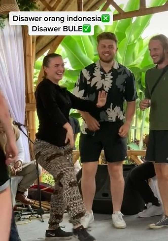Potret Cewek Bule Joget Dangdut di Acara Hajatan, Gerakaannya Lincah Banget, Sang Biduan Kalah Jauh!
