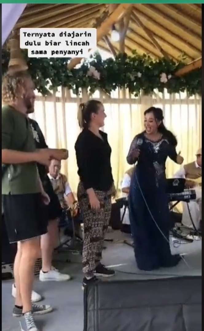 Potret Cewek Bule Joget Dangdut di Acara Hajatan, Gerakaannya Lincah Banget, Sang Biduan Kalah Jauh!