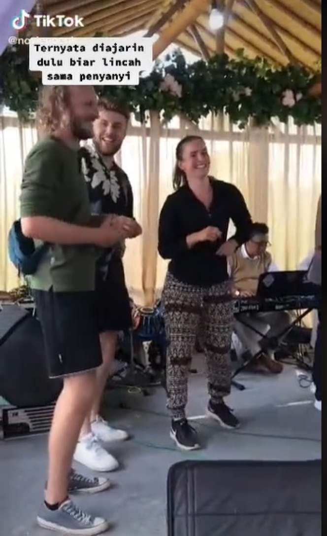 Potret Cewek Bule Joget Dangdut di Acara Hajatan, Gerakaannya Lincah Banget, Sang Biduan Kalah Jauh!