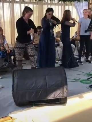 Potret Cewek Bule Joget Dangdut di Acara Hajatan, Gerakaannya Lincah Banget, Sang Biduan Kalah Jauh!