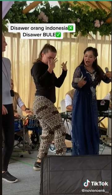 Potret Cewek Bule Joget Dangdut di Acara Hajatan, Gerakaannya Lincah Banget, Sang Biduan Kalah Jauh!