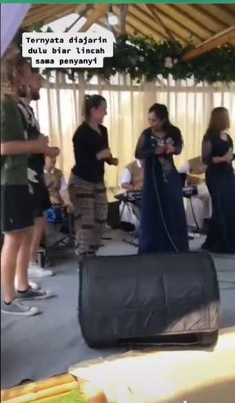 Potret Cewek Bule Joget Dangdut di Acara Hajatan, Gerakaannya Lincah Banget, Sang Biduan Kalah Jauh!