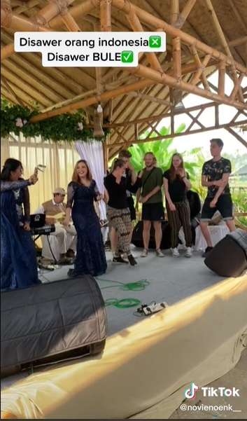 Potret Cewek Bule Joget Dangdut di Acara Hajatan, Gerakaannya Lincah Banget, Sang Biduan Kalah Jauh!