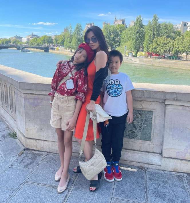 Potret Menawan Adinda Bakrie, Hot Mom Miliuner 3 Anak