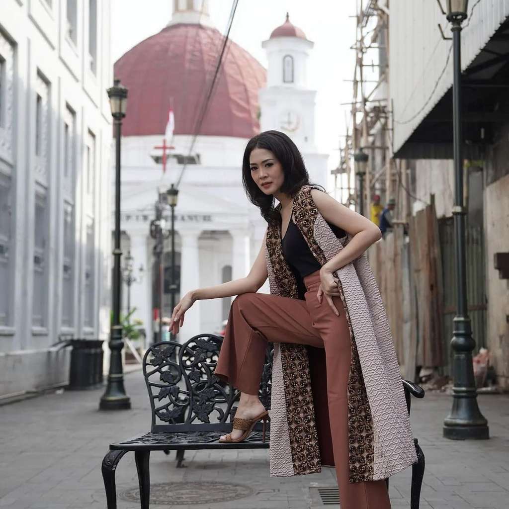 Potret Cantik Lia Istri Lukman Sardi, Sempat Jadi Sorotan Soal Suami Pindah Keyakinan