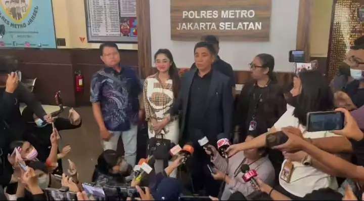 11 Kontroversi Dewi Perssik Paling Heboh, Baju Melorot, Dicekal, Hingga Sayembara Rp100 Juta