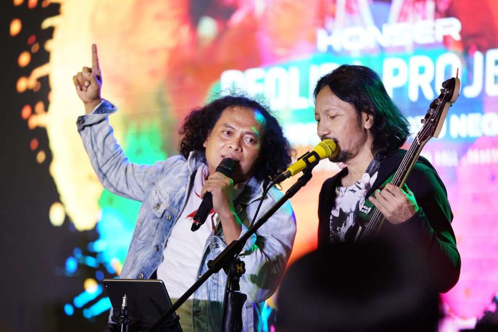 Gandeng Tata Janeeta, Deolipa Gelar Konser di Bandung Sambil Bagi-bagi iPhone
