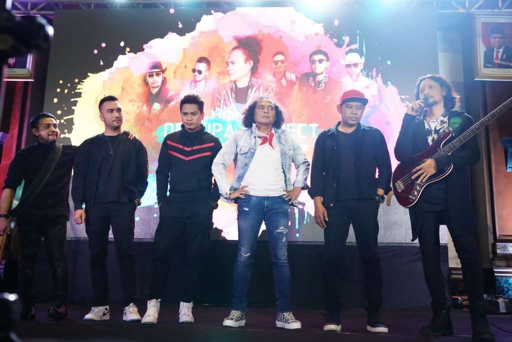 Gandeng Tata Janeeta, Deolipa Gelar Konser di Bandung Sambil Bagi-bagi iPhone