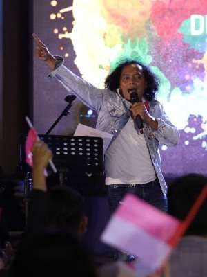 Gandeng Tata Janeeta, Deolipa Gelar Konser di Bandung Sambil Bagi-bagi iPhone