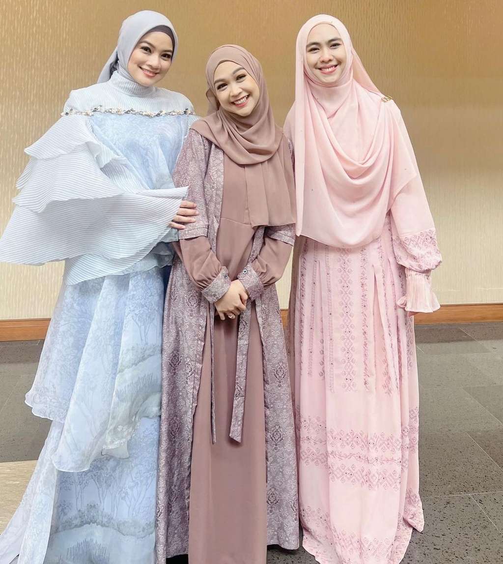Tampil Berhijab, Titi Kamal sampai Trending