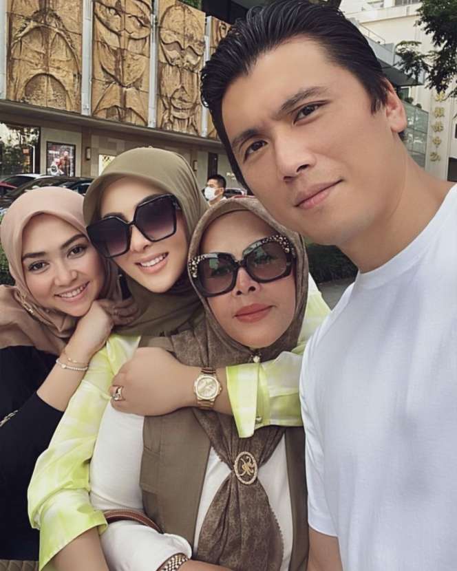 Momen Kedekatan Reino Barack dengan Ibunda Syahrini yang Jarang Tersorot