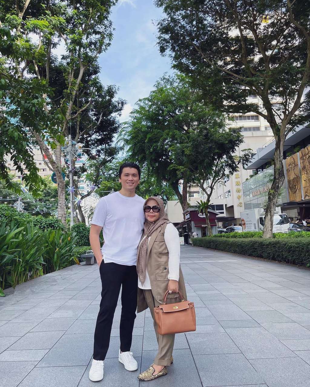 Momen Kedekatan Reino Barack dengan Ibunda Syahrini yang Jarang Tersorot