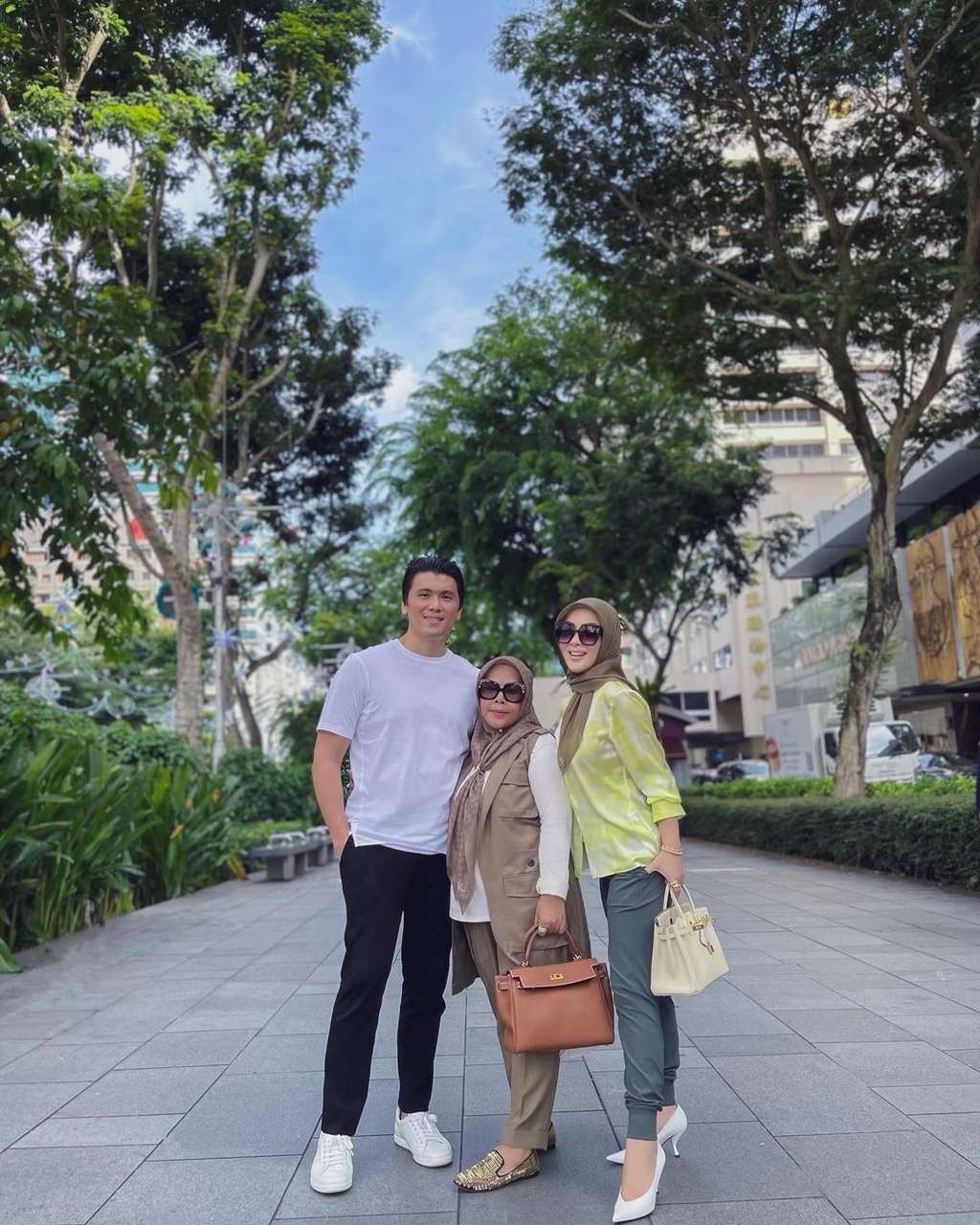 Momen Kedekatan Reino Barack dengan Ibunda Syahrini yang Jarang Tersorot