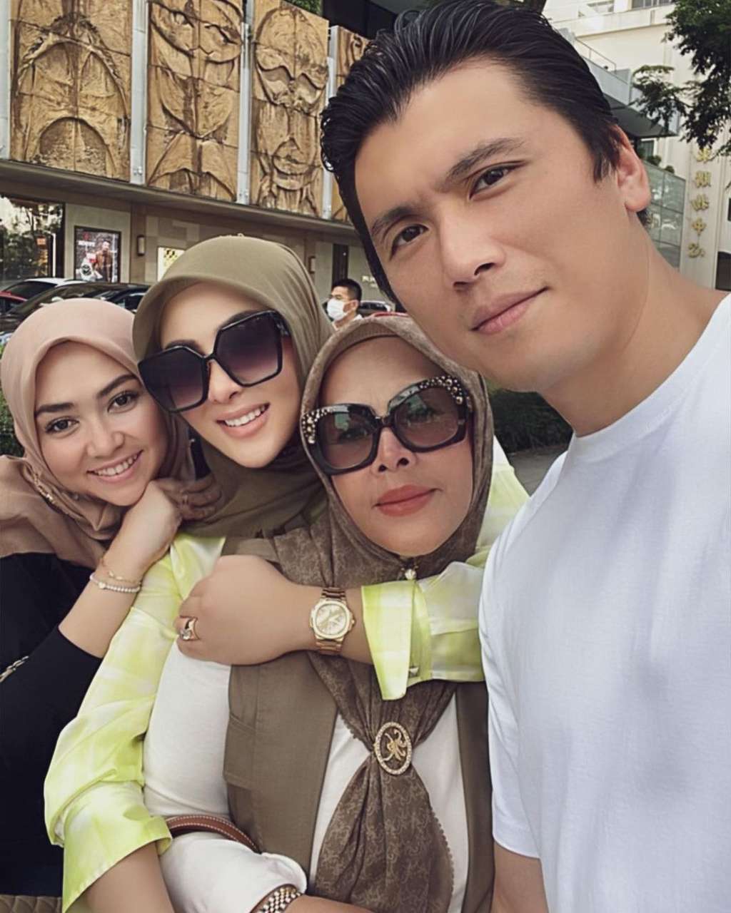 Momen Kedekatan Reino Barack dengan Ibunda Syahrini yang Jarang Tersorot