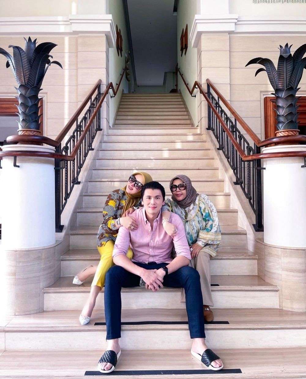 Momen Kedekatan Reino Barack dengan Ibunda Syahrini yang Jarang Tersorot