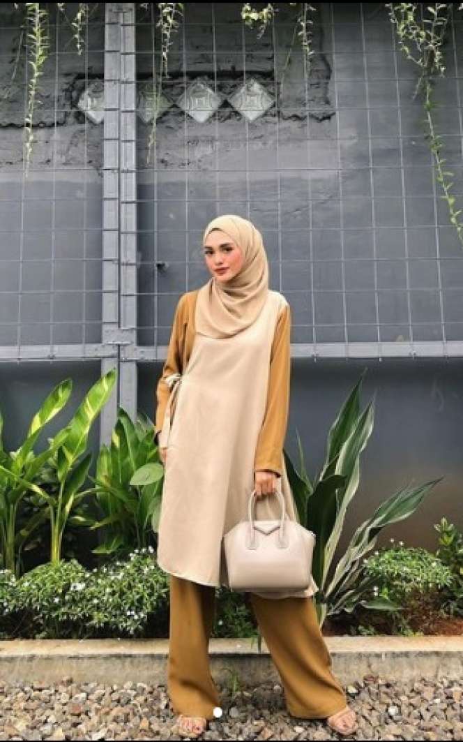 Adu Gaya Istri Komika yang Tampil Berhijab, Nggak Kalah Eksis dari Sang Suami!