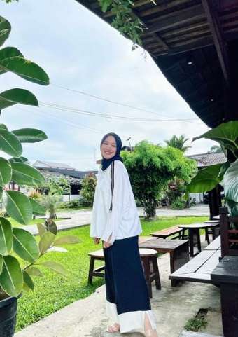 Adu Gaya Istri Komika yang Tampil Berhijab, Nggak Kalah Eksis dari Sang Suami!