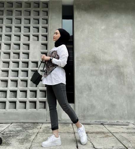Adu Gaya Istri Komika yang Tampil Berhijab, Nggak Kalah Eksis dari Sang Suami!