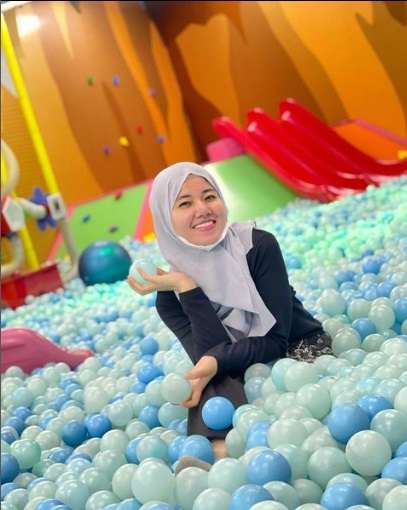 Adu Gaya Istri Komika yang Tampil Berhijab, Nggak Kalah Eksis dari Sang Suami!