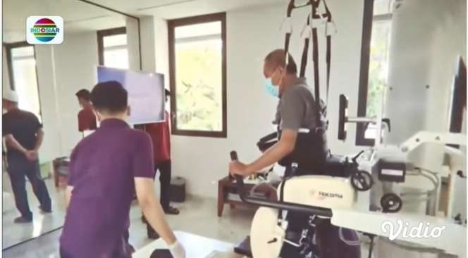 Kabar Terbaru Tukul Arwana Usai Alami Pendarahan Otak, Kini Sudah Bisa Berjemur di Luar Rumah!