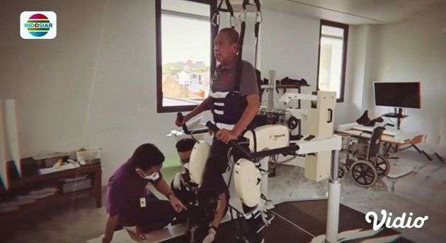 Kabar Terbaru Tukul Arwana Usai Alami Pendarahan Otak, Kini Sudah Bisa Berjemur di Luar Rumah!