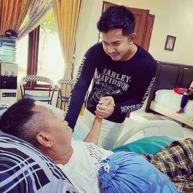 Kabar Terbaru Tukul Arwana Usai Alami Pendarahan Otak, Kini Sudah Bisa Berjemur di Luar Rumah!
