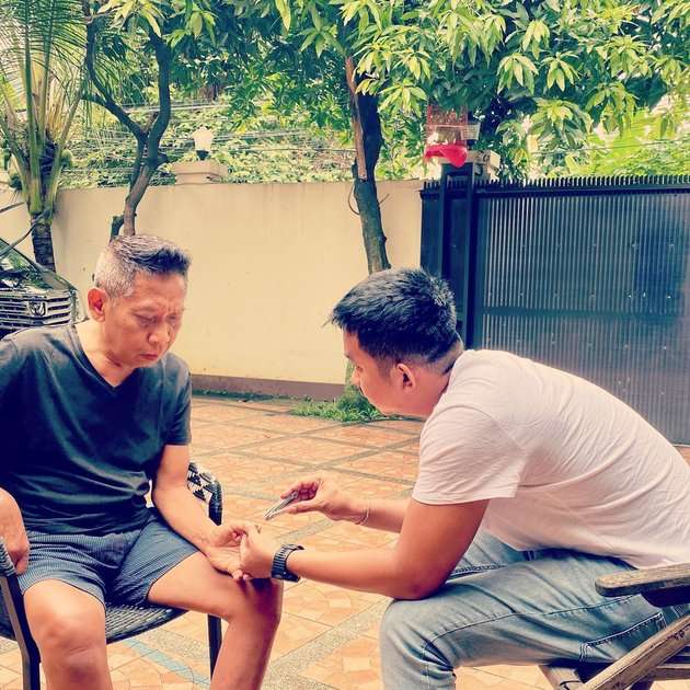 Kabar Terbaru Tukul Arwana Usai Alami Pendarahan Otak, Kini Sudah Bisa Berjemur di Luar Rumah!