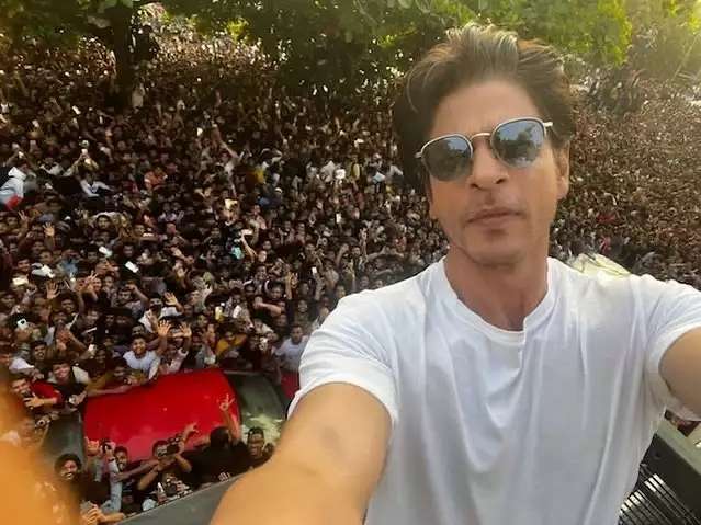 10 Potret Ganteng Shah Rukh Khan di Usia 57 Tahun, Awet Muda & Makin Karismatik!
