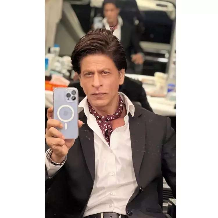 10 Potret Ganteng Shah Rukh Khan di Usia 57 Tahun, Awet Muda & Makin Karismatik!