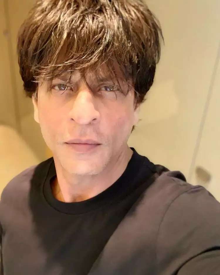 10 Potret Ganteng Shah Rukh Khan di Usia 57 Tahun, Awet Muda & Makin Karismatik!